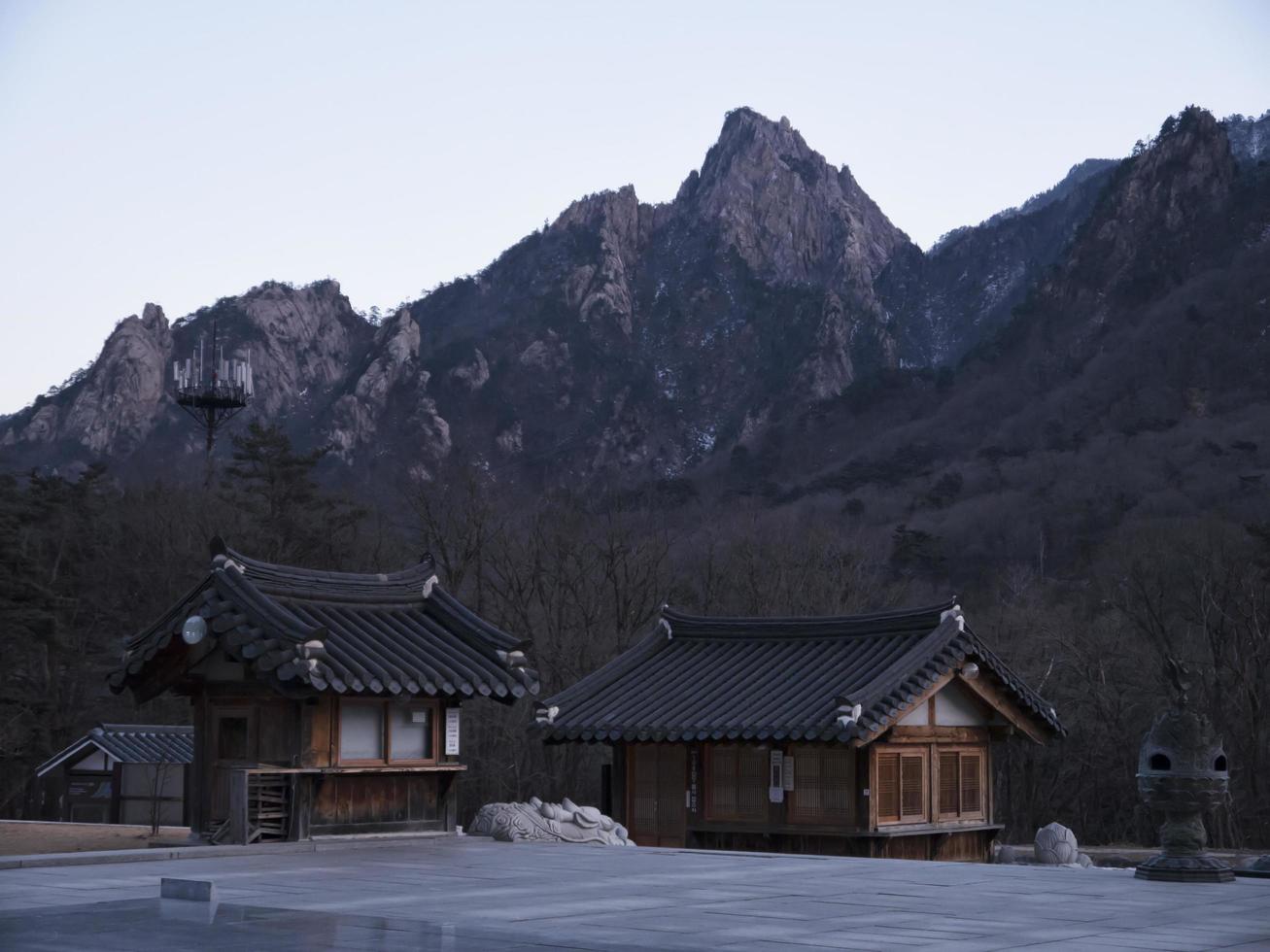 casas asiáticas en el templo de sinheungsa. parque nacional de seoraksan. Corea del Sur foto