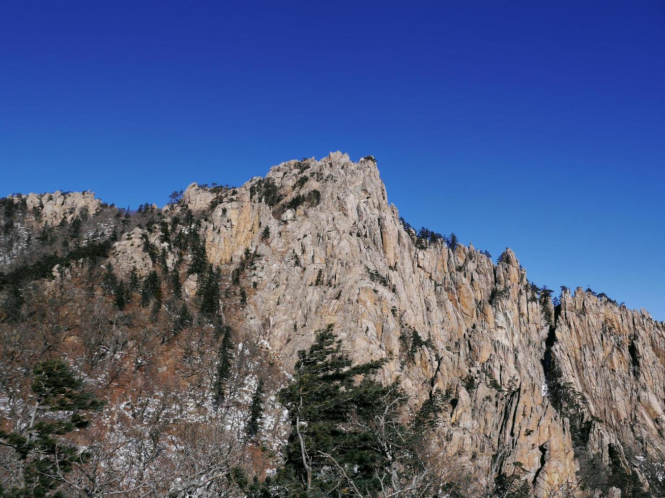 Hermoso panorama de montaña en el parque nacional de Seoraksan, Corea del Sur foto