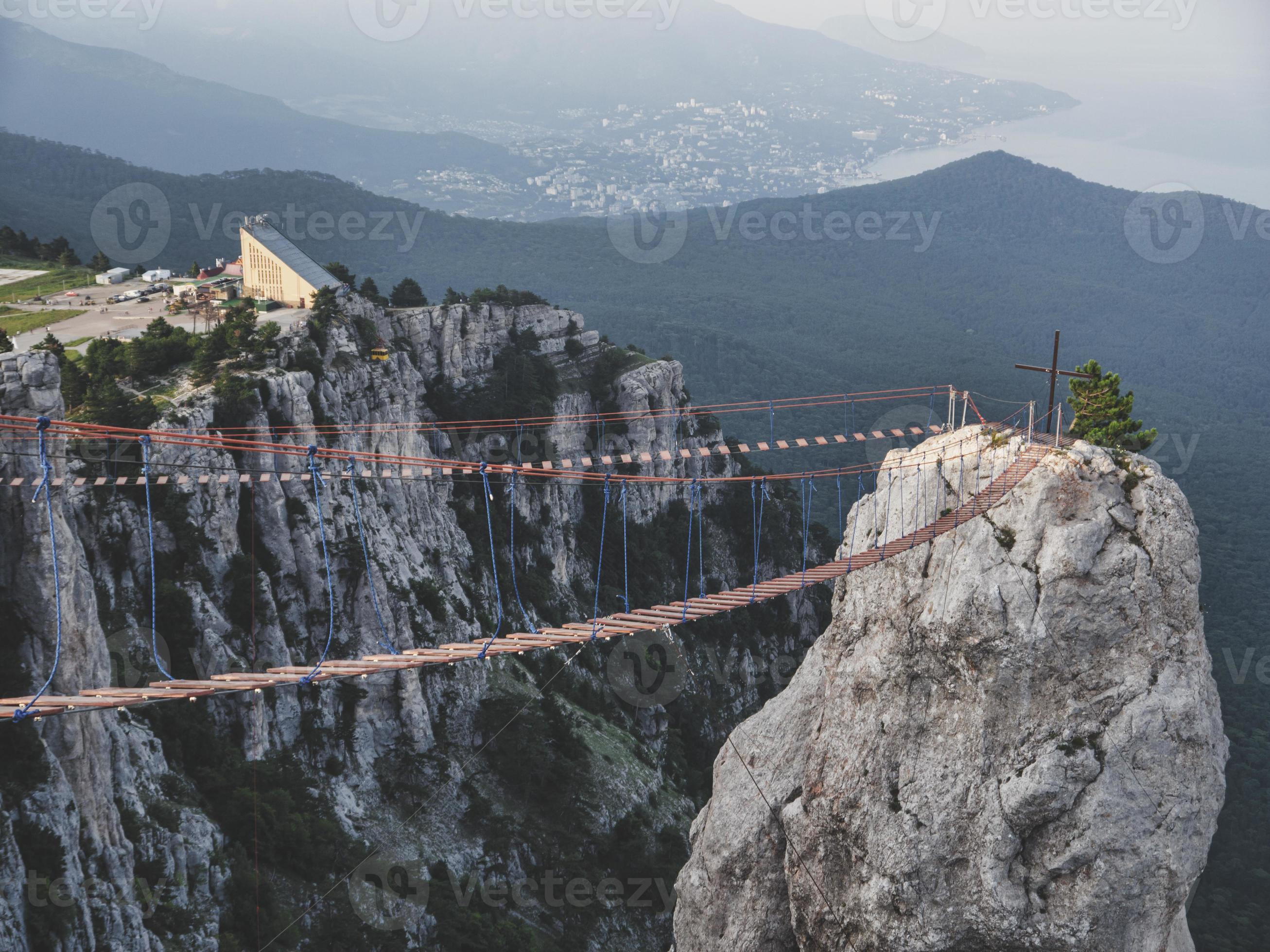 los altos puentes de cable en el pico de la montaña ai-petri, crimea foto