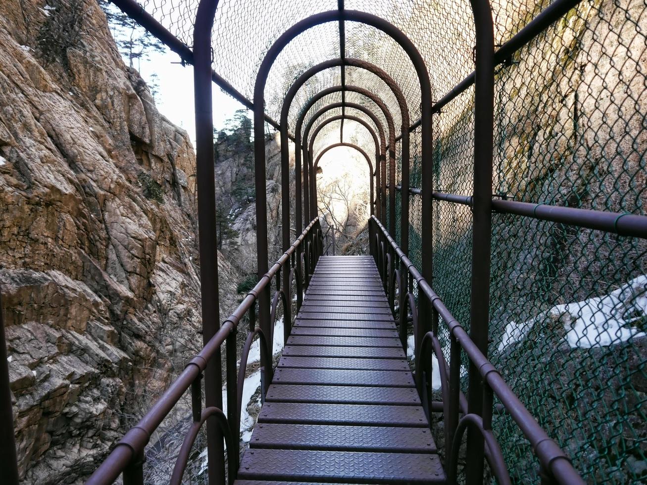 el puente de hierro en las montañas, el parque nacional de seoraksan, corea del sur foto