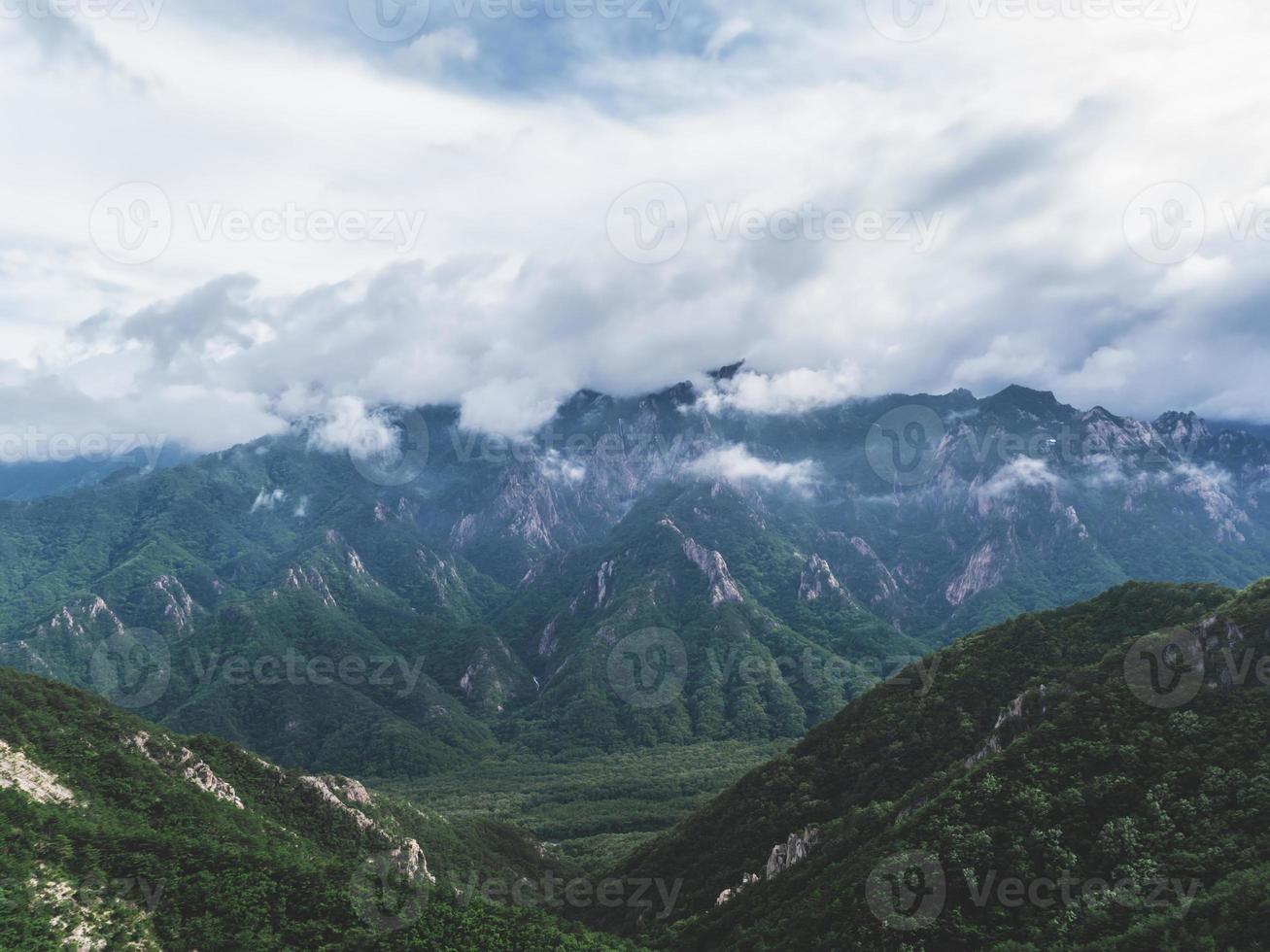 hermoso panorama desde el pico de la montaña. parque nacional seoraksan, corea del sur foto