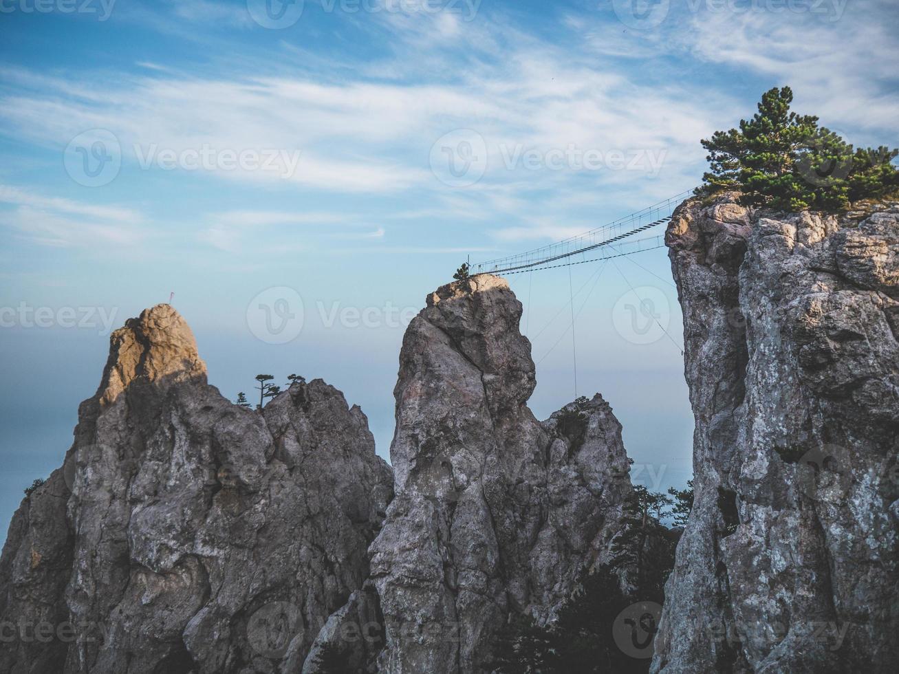 los altos puentes de cable en el pico de la montaña ai-petri, crimea foto