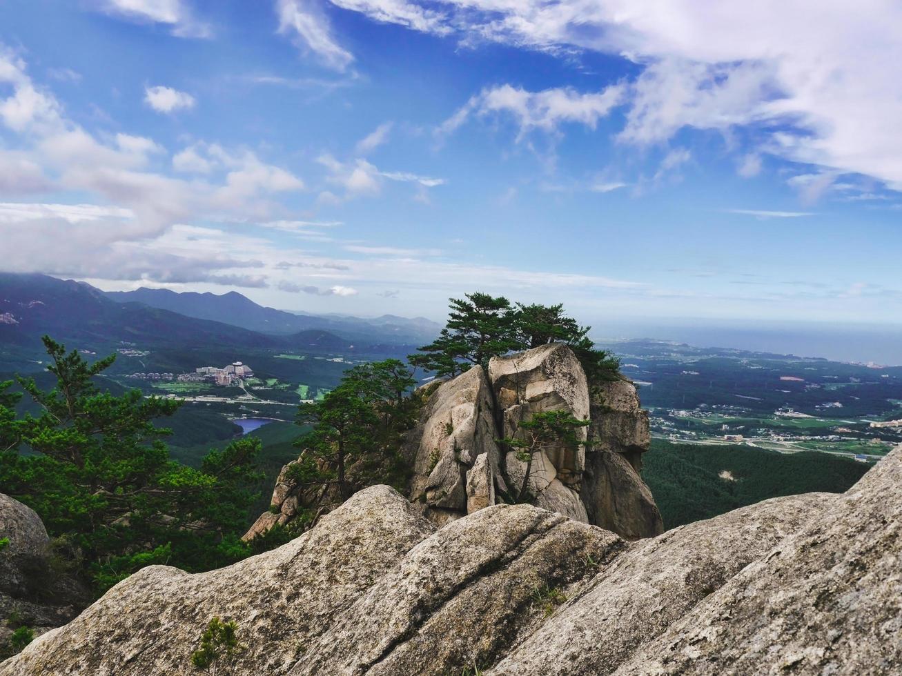 alto pico de la montaña. parque nacional de seoraksan. Corea del Sur foto