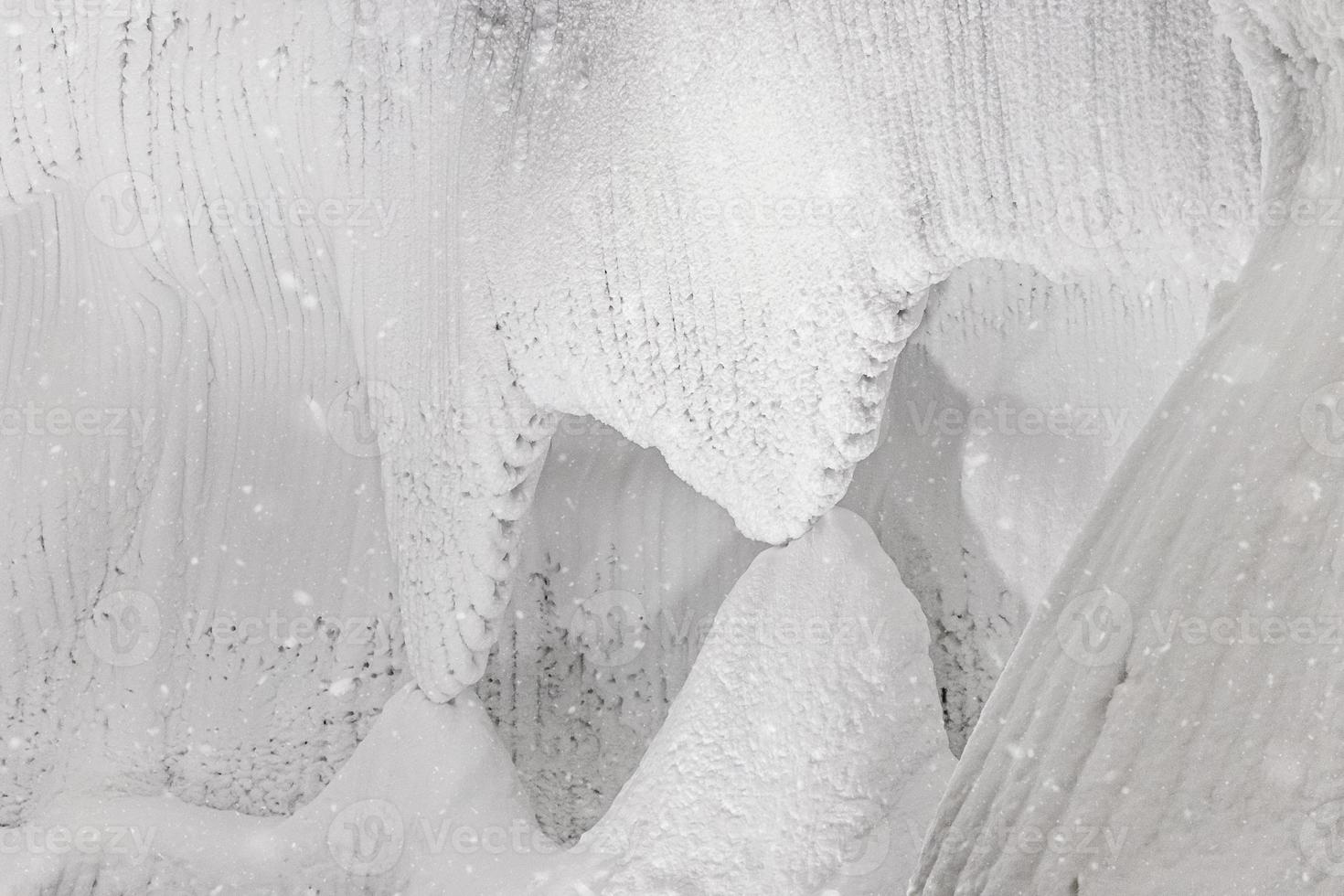 paredes blancas en relieve de hielo y nieve en una cueva foto