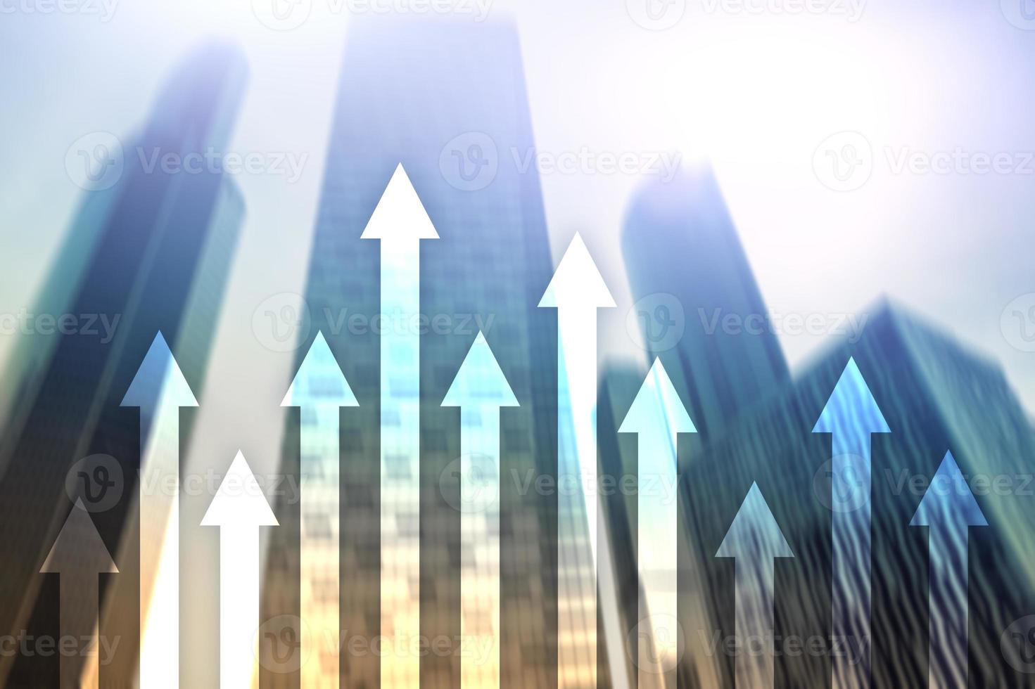 gráfico de flecha hacia arriba sobre fondo de rascacielos. concepto de inversión y crecimiento financiero. foto