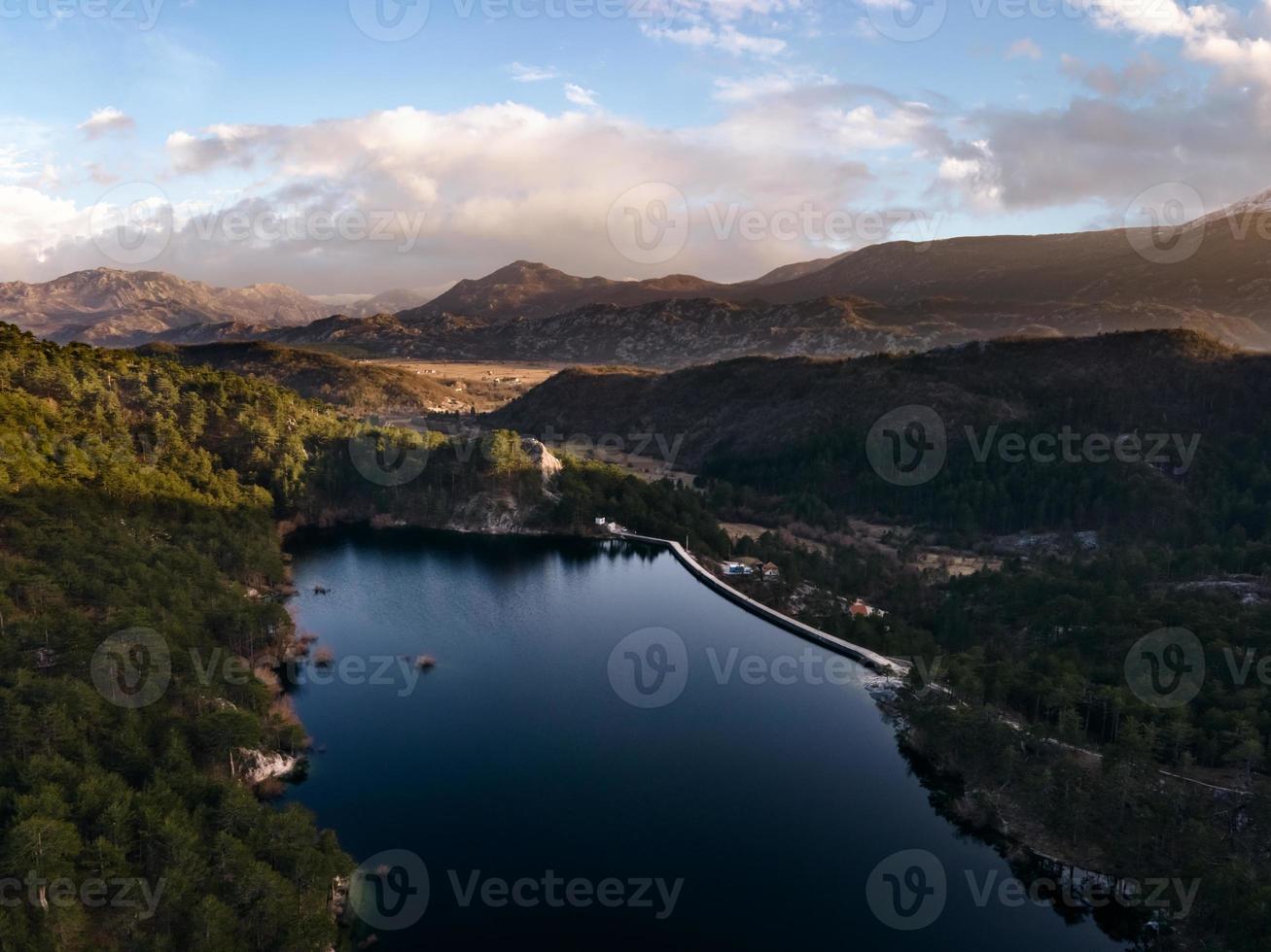 lago grahovo, lago en el municipio de niksic, cerca de la ciudad de grahovo en el suroeste de montenegro. vista aérea por drone. foto