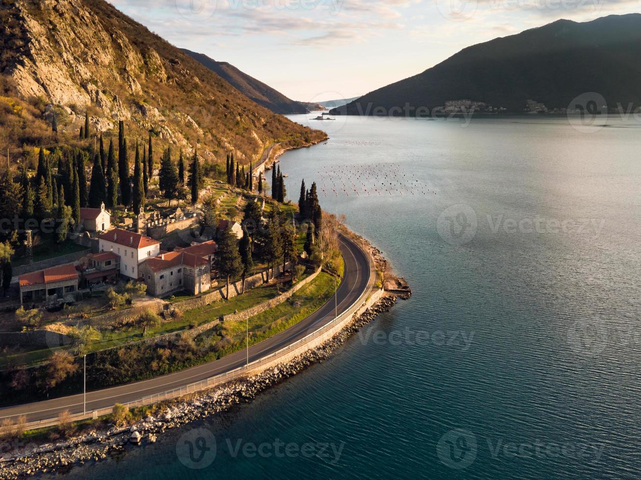 monasterio de banja en la orilla de la bahía de kotor, mar adriático, entre las ciudades de risan y perast, en montenegro. foto