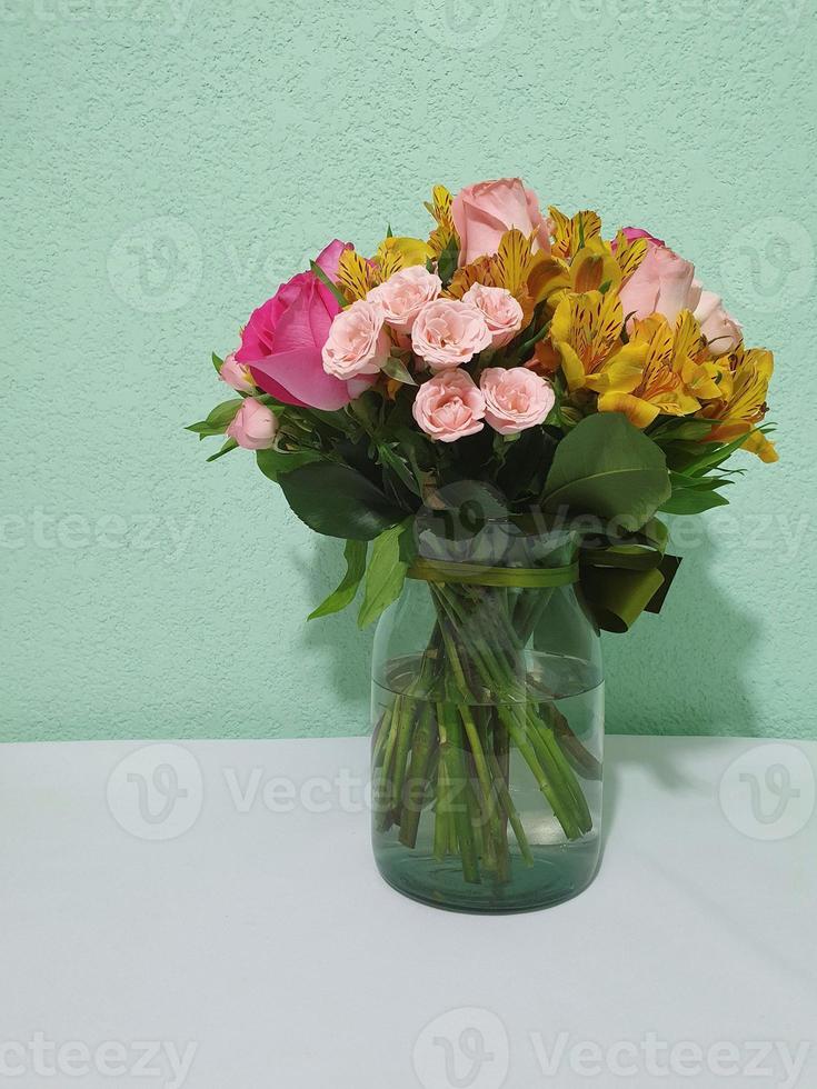 decoración de interiores y arreglos florales con flores naturales foto
