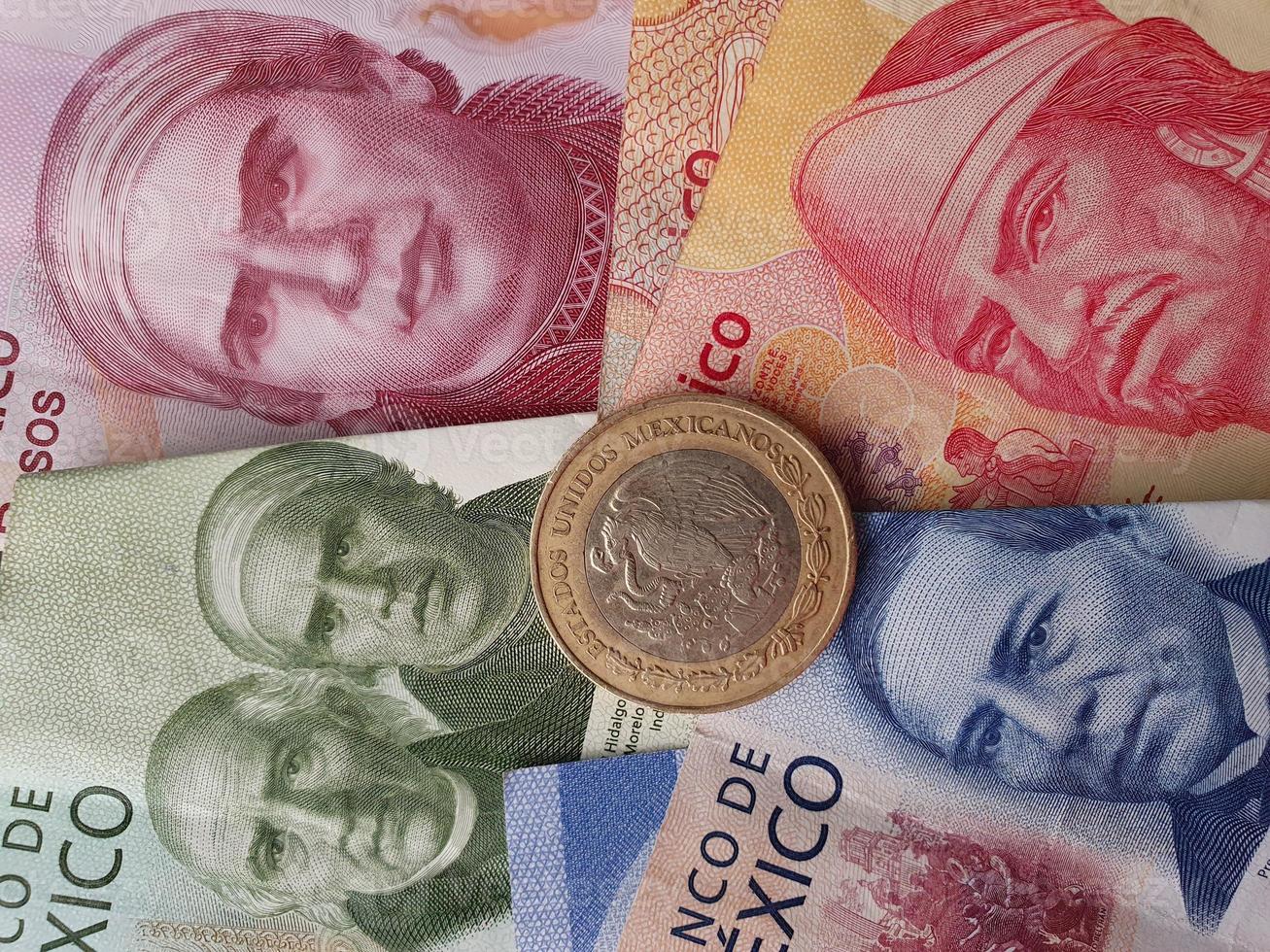 Fondo para temas de economía y finanzas con dinero mexicano. foto