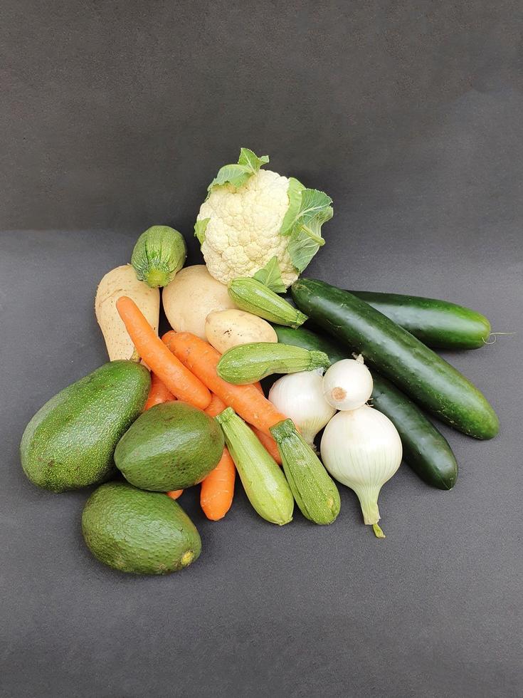 variedad de verduras frescas de origen natural para preparar comida vegetariana foto