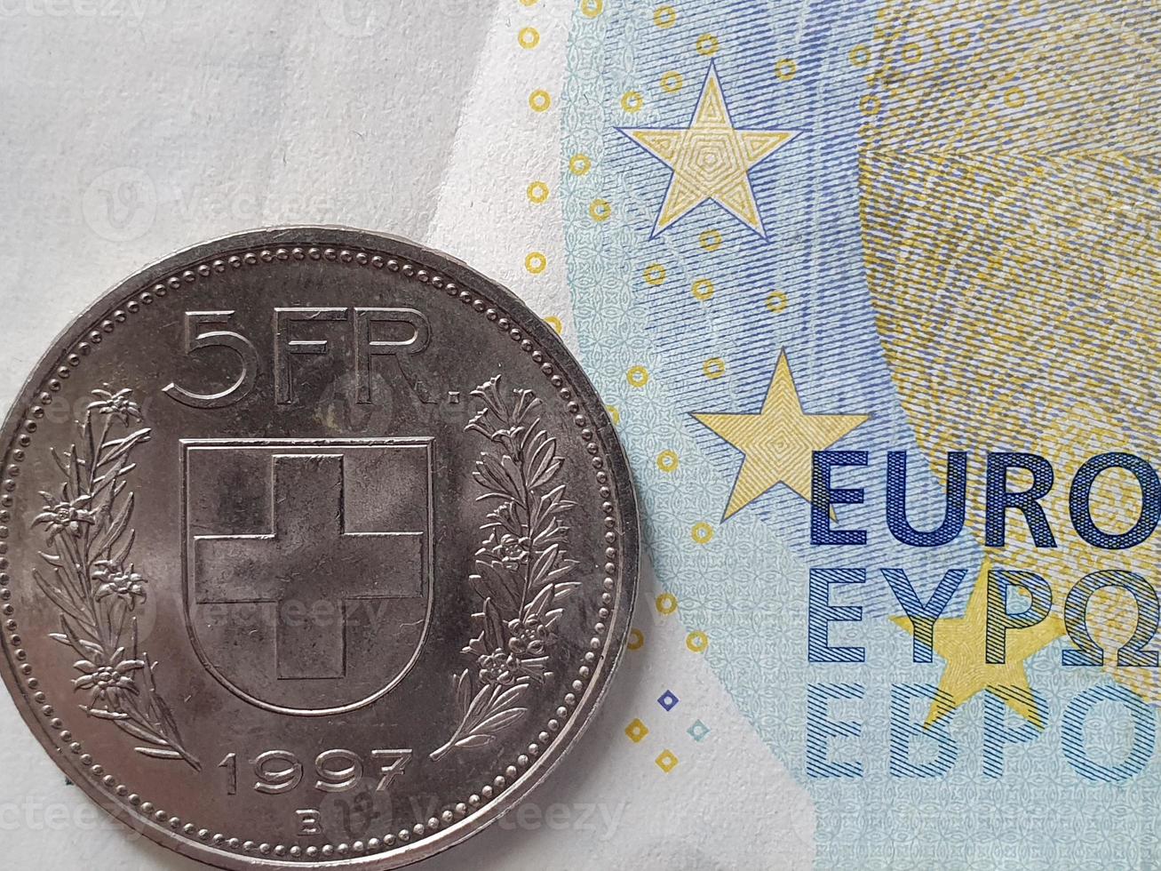 valor de cambio de la moneda europea y la moneda suiza foto