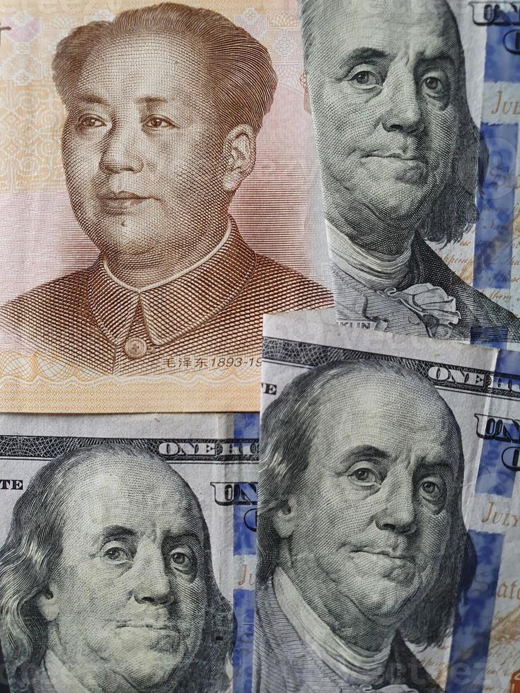 Valor de cambio del dinero en dólares estadounidenses y la moneda china. foto