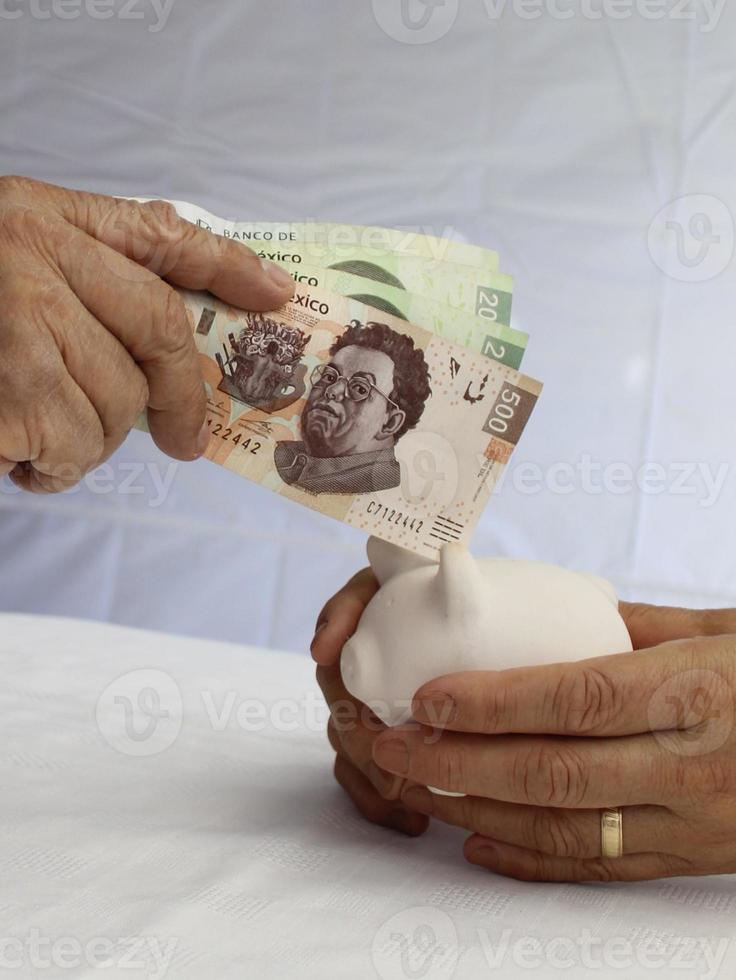 fotografía para temas de economía y finanzas con dinero mexicano foto