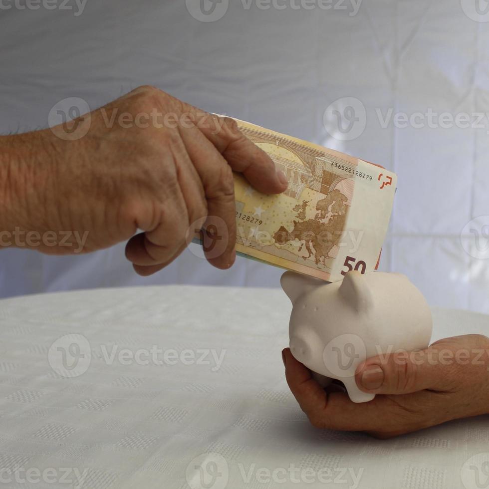 Fotografía para temas económicos y financieros con dinero europeo. foto