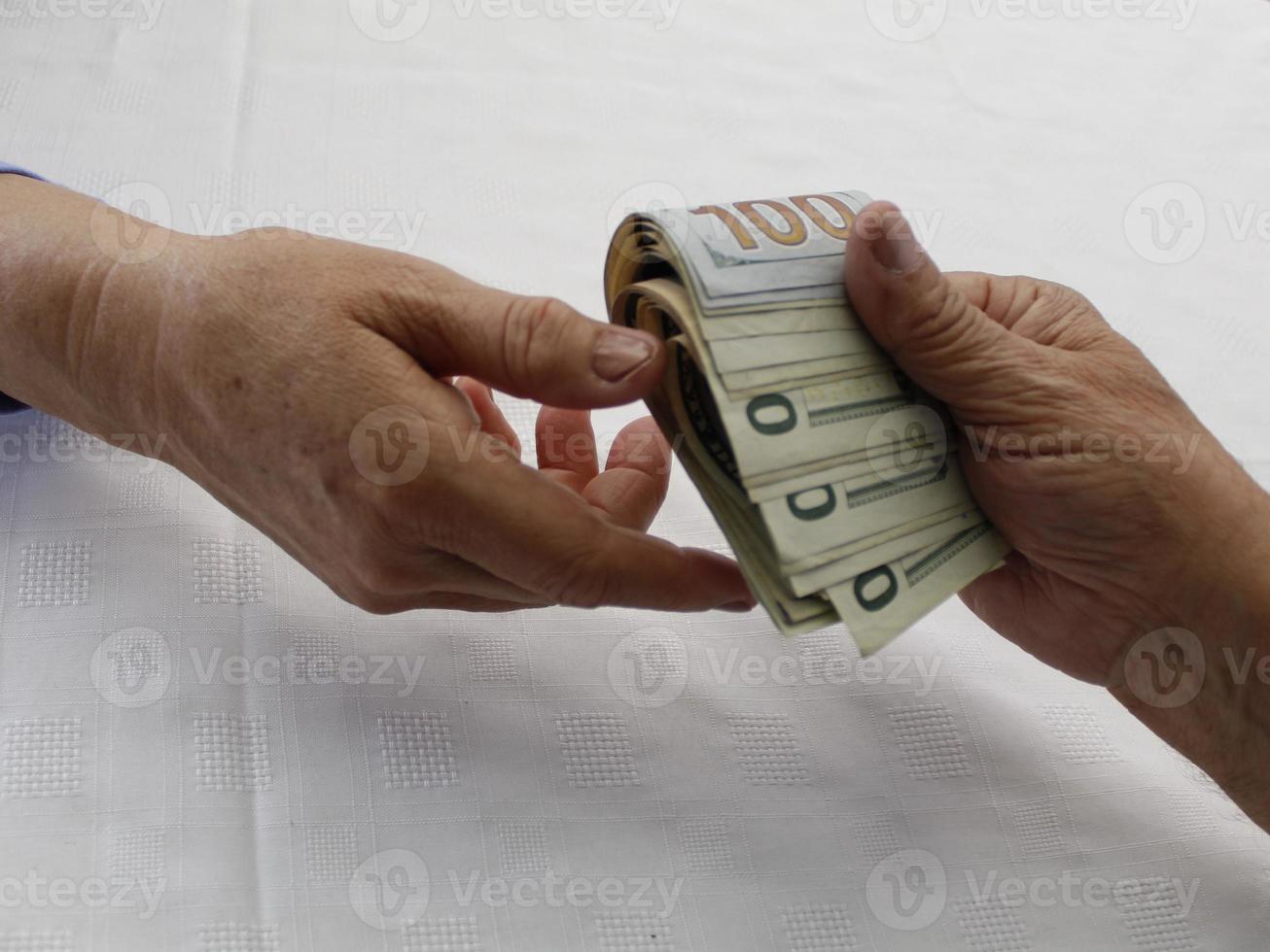 Fotografía para temas de economía y finanzas con dinero en dólares estadounidenses. foto