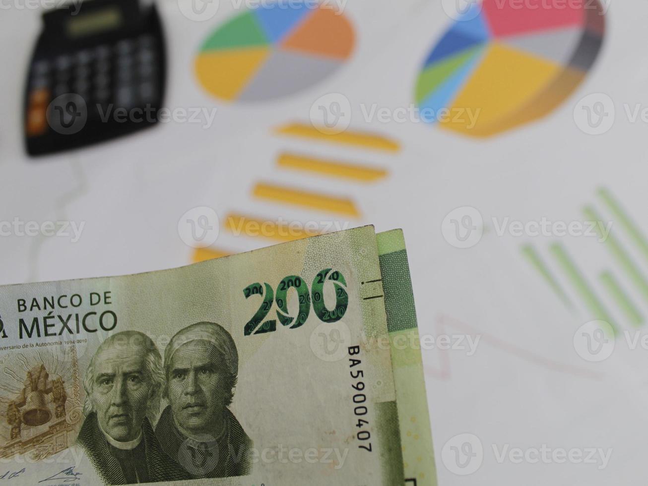 fotografía para temas de economía y finanzas con dinero mexicano foto