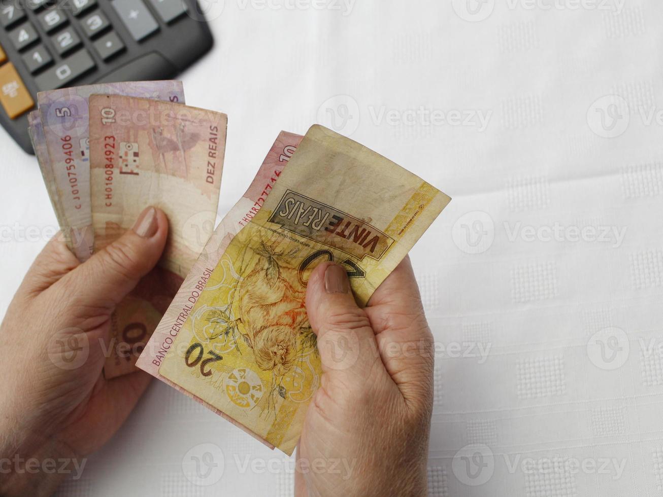 Fotografía para temas económicos y financieros con dinero brasileño. foto