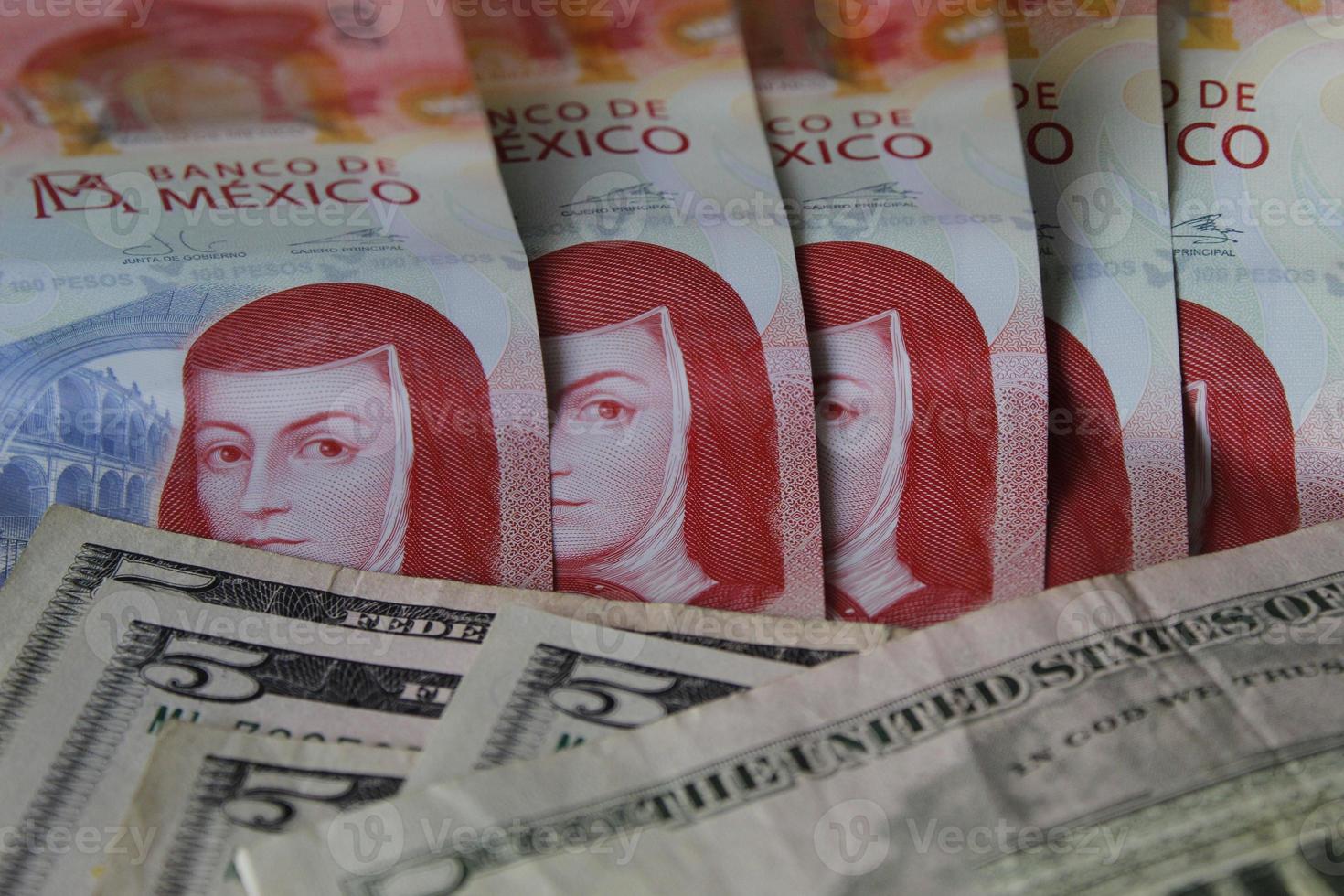 economía y finanzas con dinero mexicano y estadounidense foto