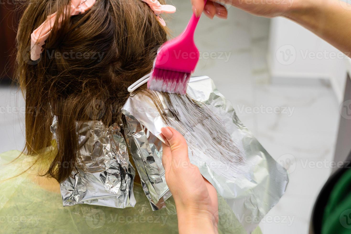 inicio de la coloración del cabello, técnica de coloración balayag, decoloración del cabello para aplicar pintura. foto