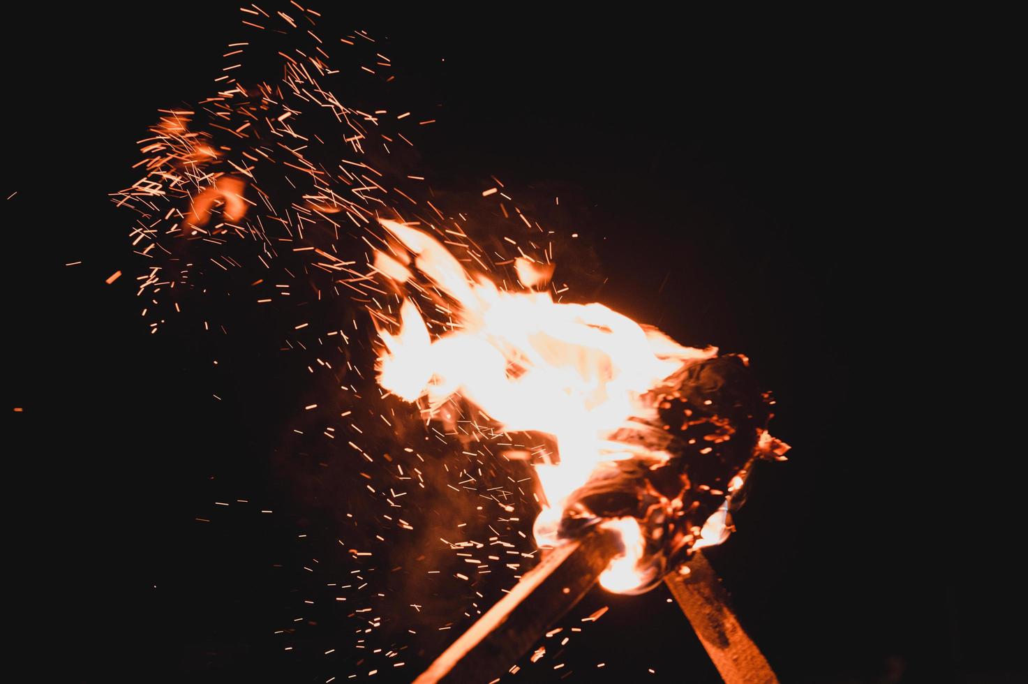 dos antorchas, dos antorchas encendidas, fuego brillante de una antorcha con fuego. 2020 foto