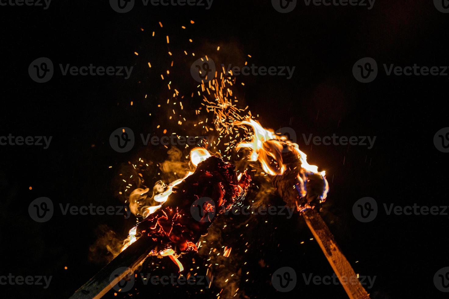 dos antorchas, dos antorchas encendidas, fuego brillante de una antorcha con fuego. 2020 foto