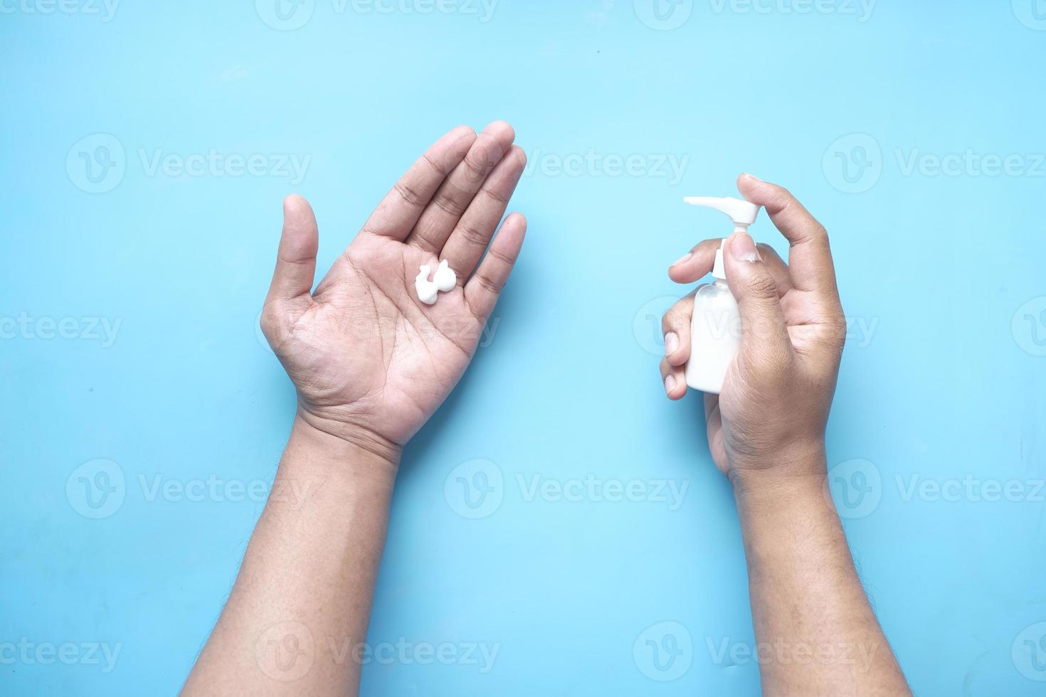 hombre aplicando crema de belleza sobre la piel foto