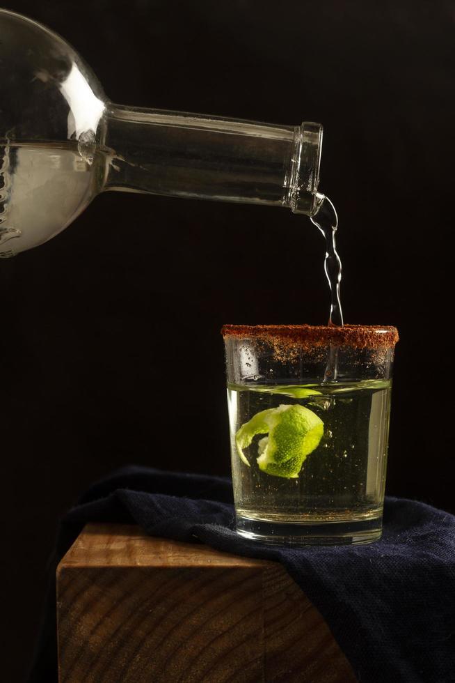 delicioso mezcal surtido de bebidas alcohólicas antecedentes foto