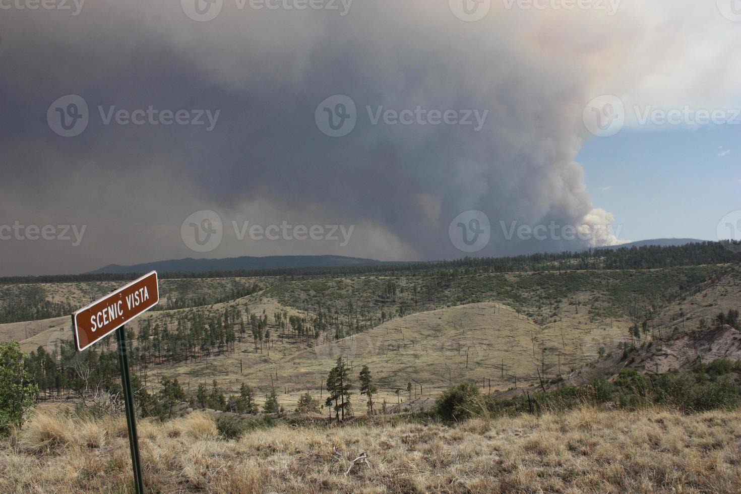 Vista irónica desde la vista panorámica del humo del fuego Johnson en el bosque nacional de Gila foto