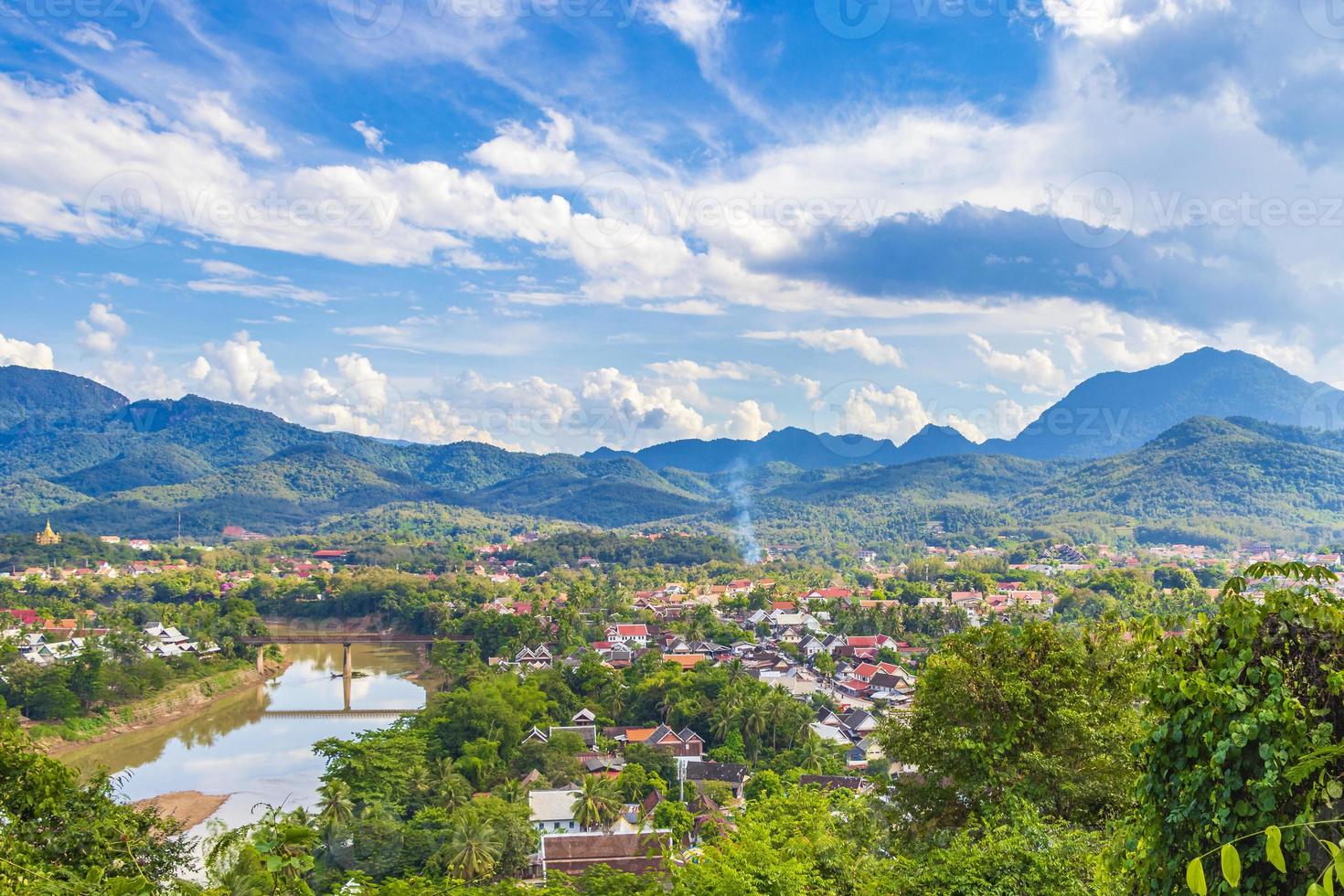 ciudad de luang prabang en panorama del paisaje de laos con el río mekong. foto