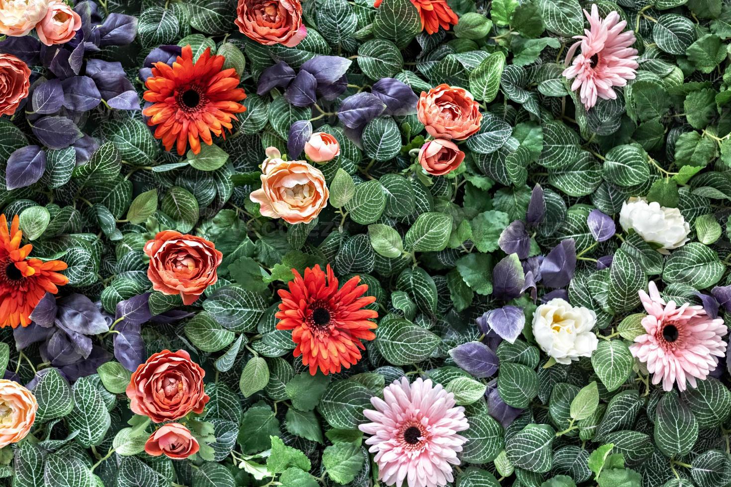 Fondo de primavera con crisantemos artificiales rojos y rosas y rosas peonía. foto