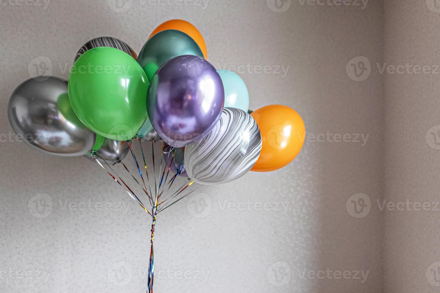 globos de colores en un paquete foto