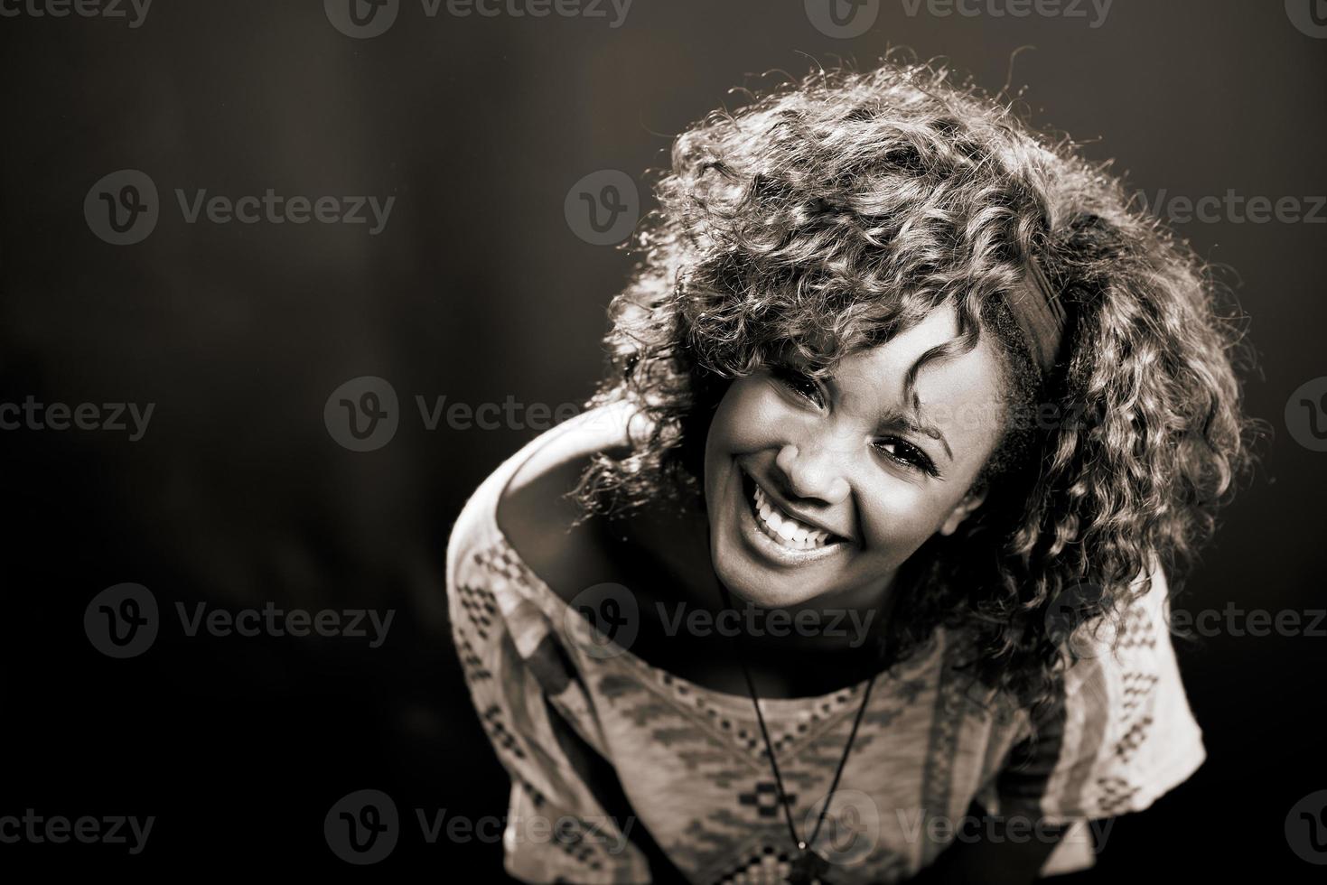 hermosa mujer negra sobre fondo negro. tiro del estudio foto