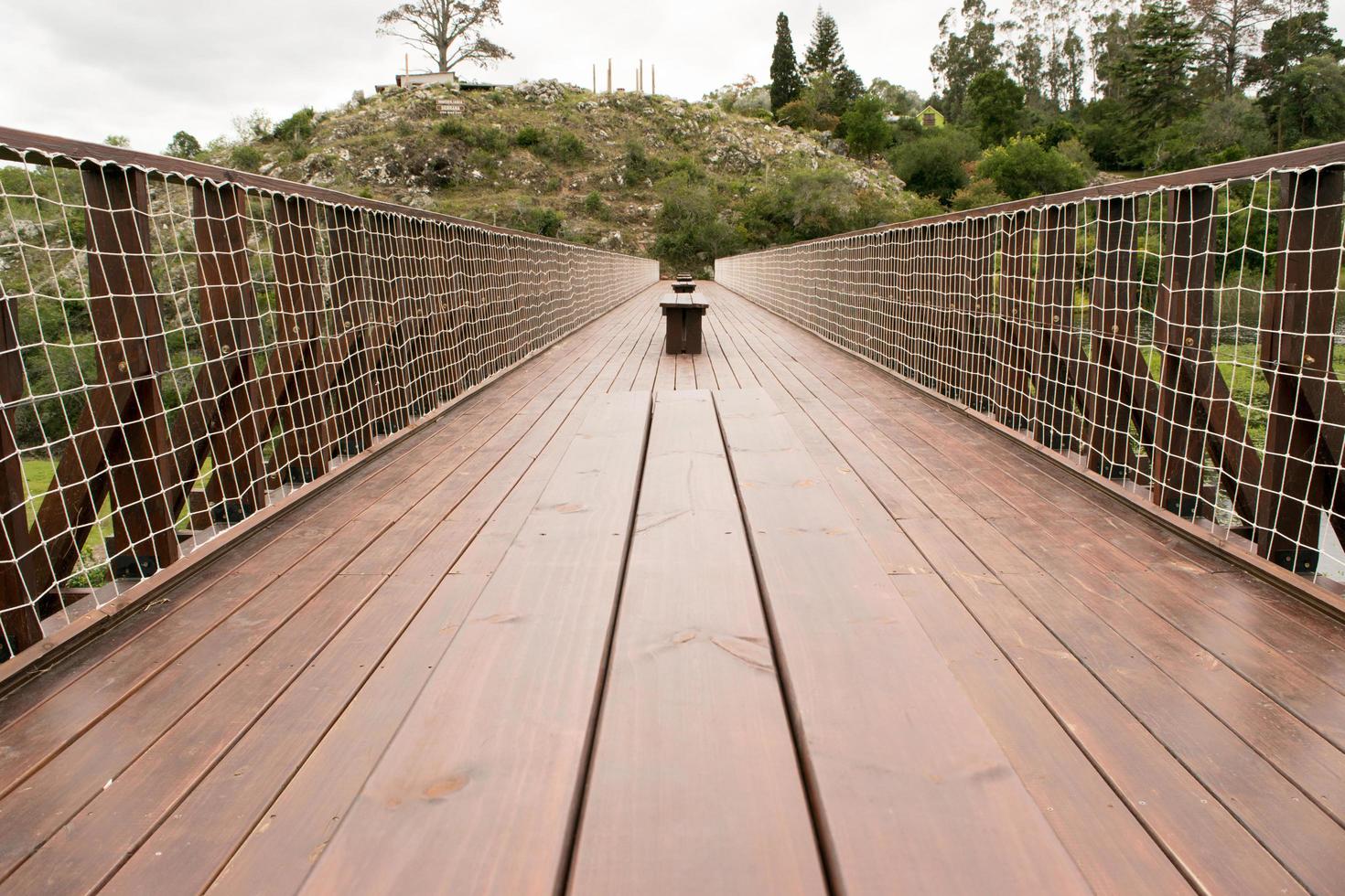 un puente de madera foto