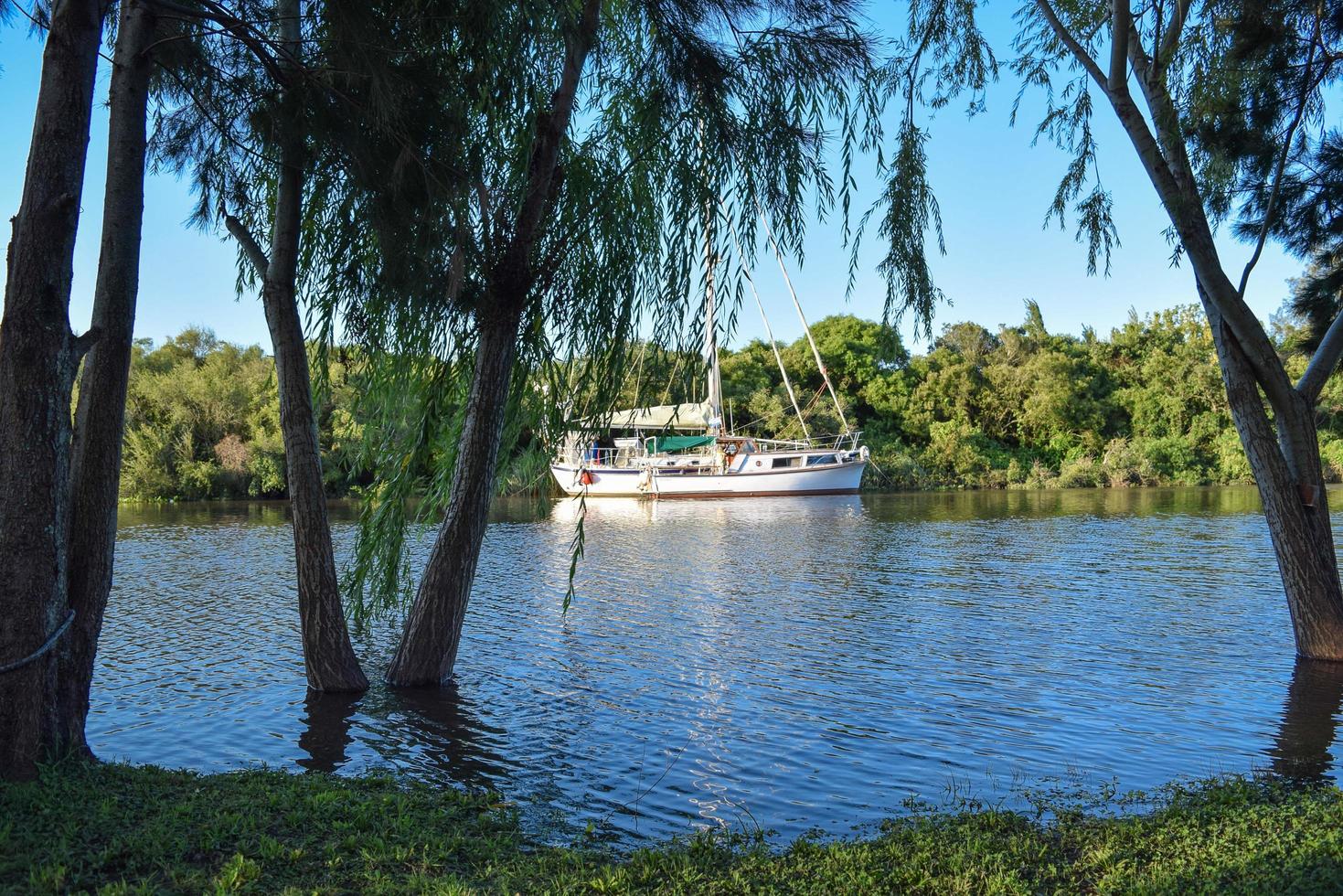 Conchillas, Uruguay, 12 de marzo de 2016 - Vista de un barco en el río San Francisco. foto