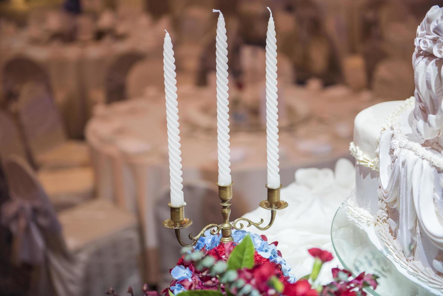 pastel de bodas blanco con flor roja decorar foto