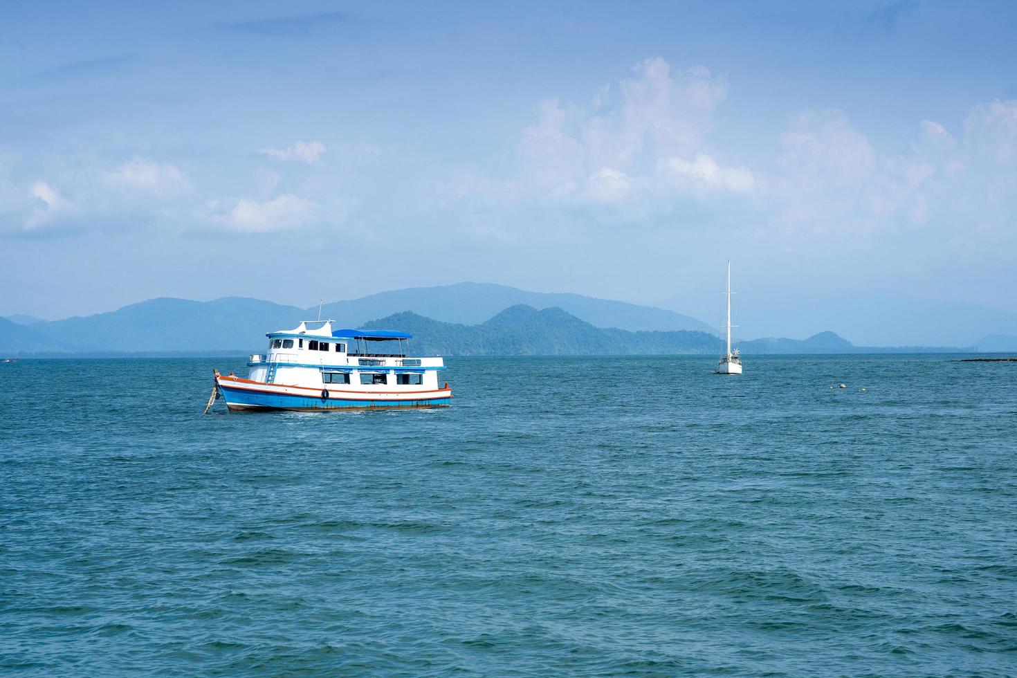 Hermosa vista al mar con barco contra el cielo azul foto