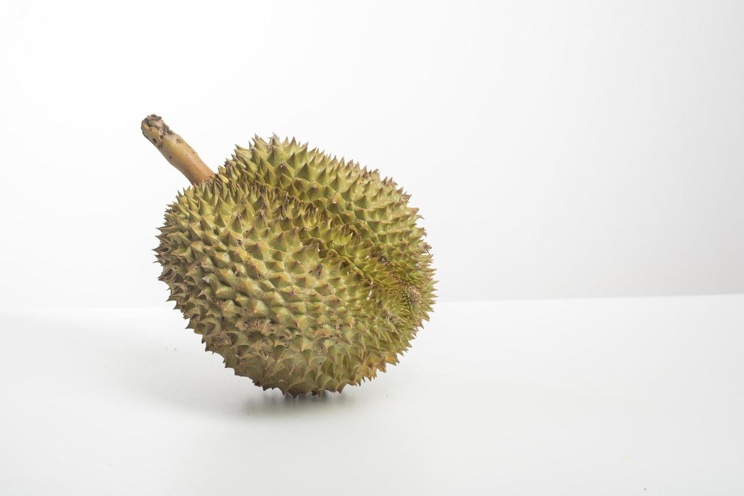 Durian sobre fondo blanco. foto