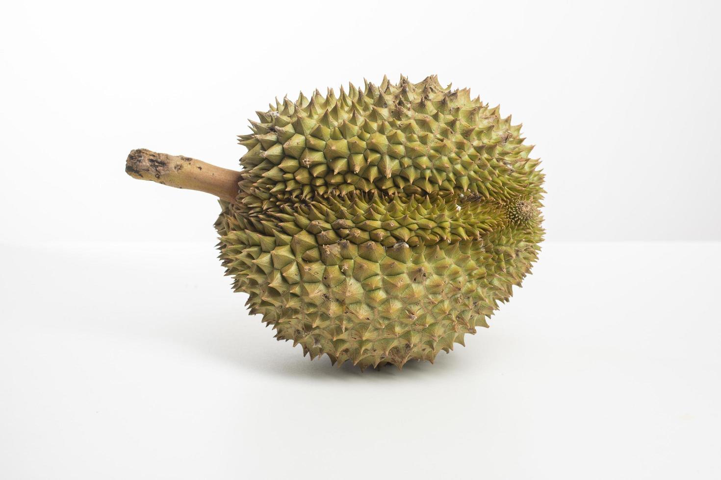 Durian sobre fondo blanco. foto