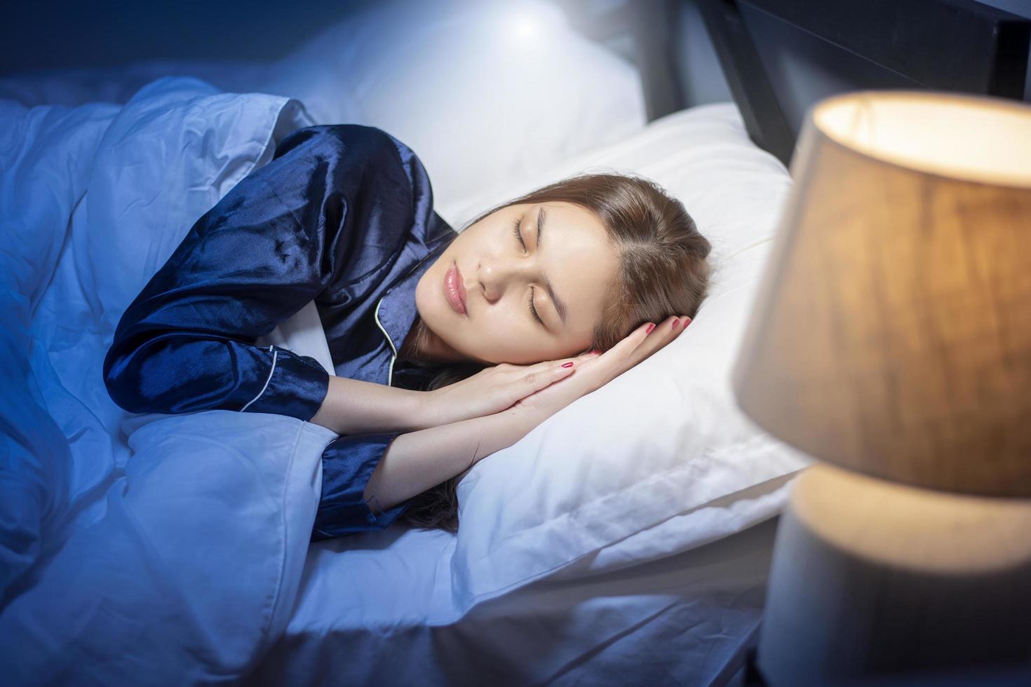 hermosa mujer está durmiendo en el dormitorio foto