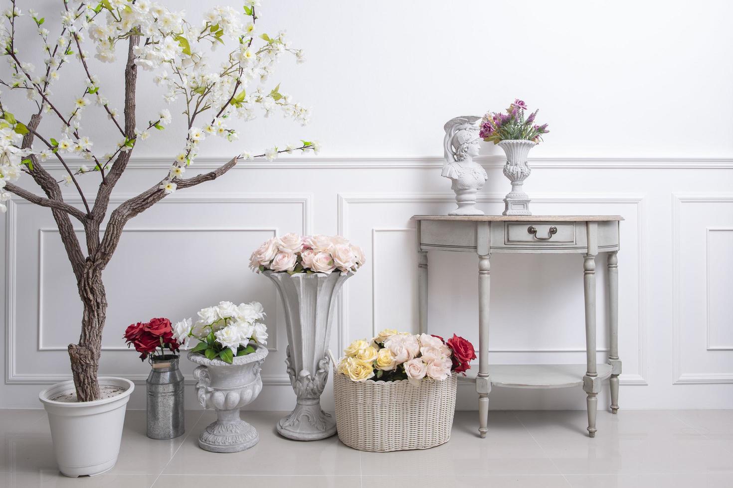 Elegante decoración de interiores con flores sobre fondo blanco de boda foto