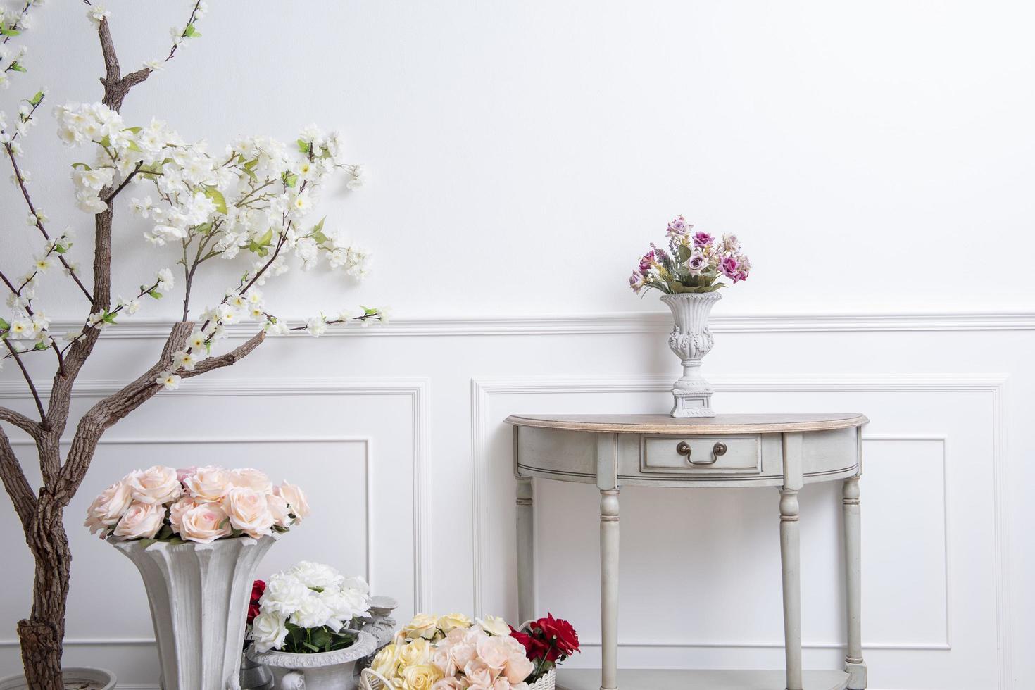 Elegante decoración de interiores con flores sobre fondo blanco de boda foto