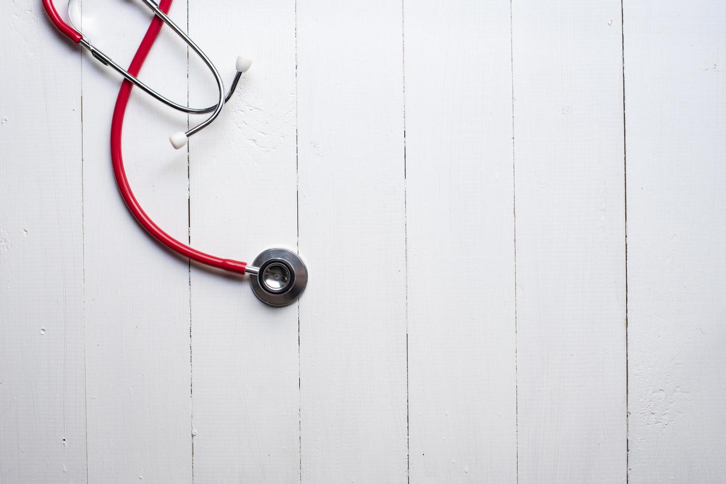 antecedentes médicos en la mesa de madera blanca foto