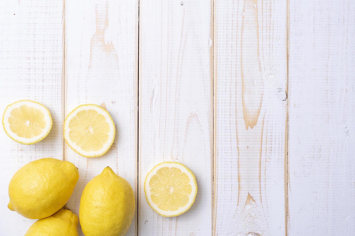 limón en la mesa de madera blanca foto
