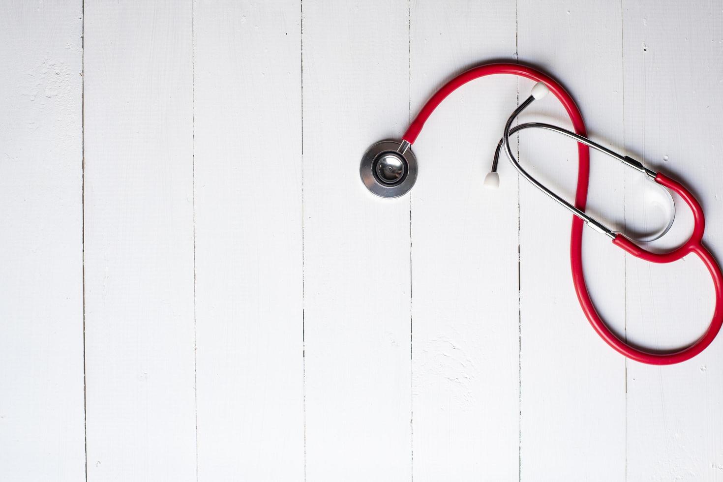 antecedentes médicos en la mesa de madera blanca foto