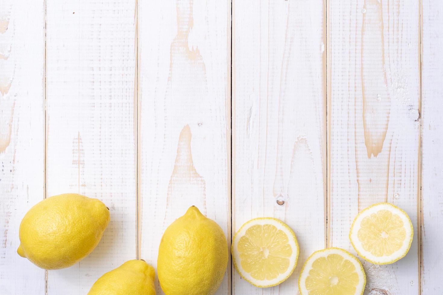 limón en la mesa de madera blanca foto