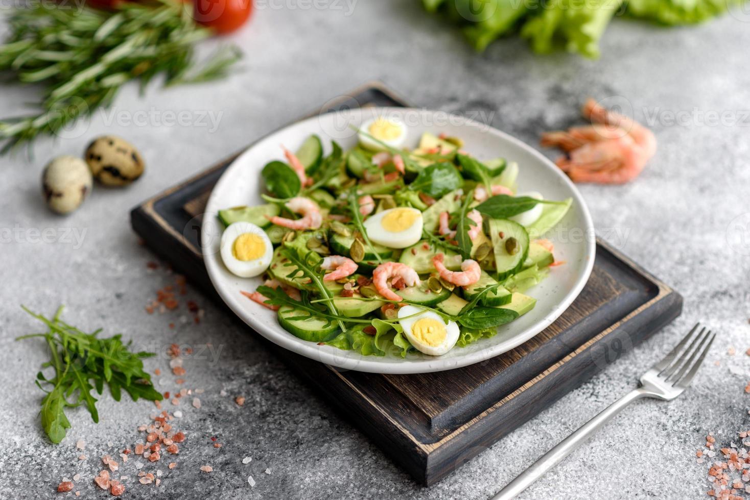 ensalada de camarones, aguacate, pepino, pipas de calabaza y semillas de lino con aceite de oliva foto