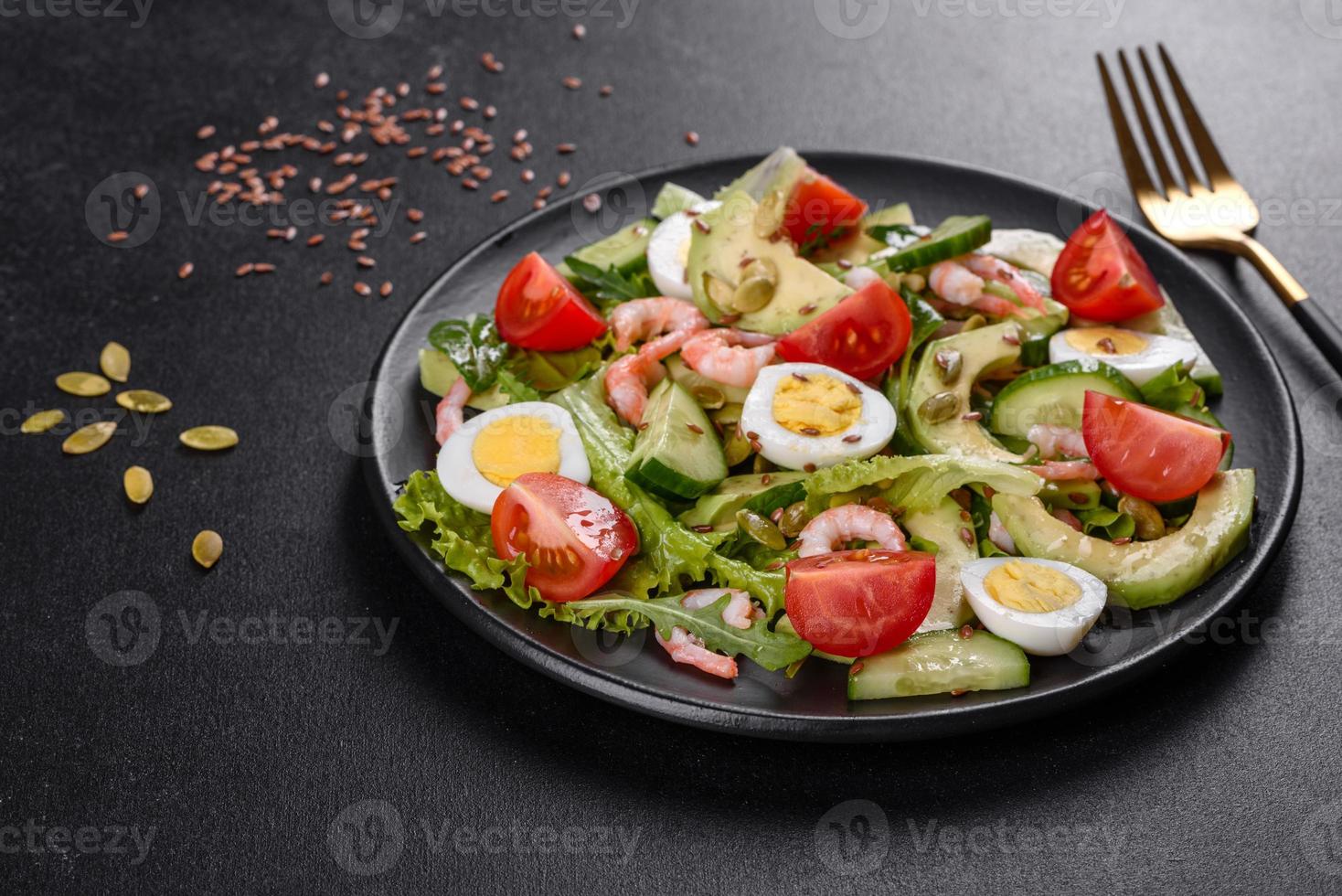 ensalada de camarones, aguacate, pepino, pipas de calabaza y semillas de lino con aceite de oliva foto