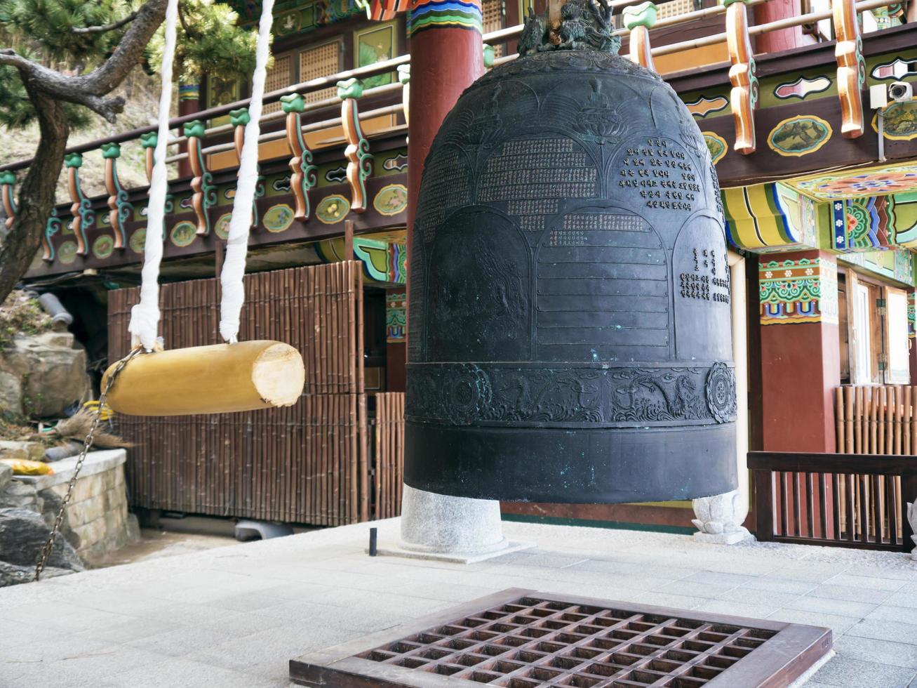 Gran campana tradicional en el templo de Naksansa, la ciudad de Yangyang, Corea del Sur foto