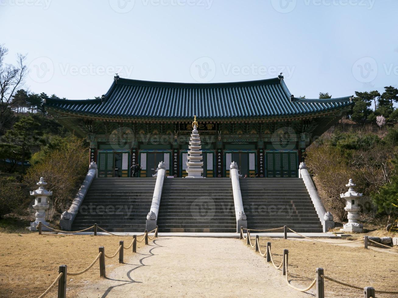 arquitectura tradicional coreana en el templo de naksansa, corea del sur foto