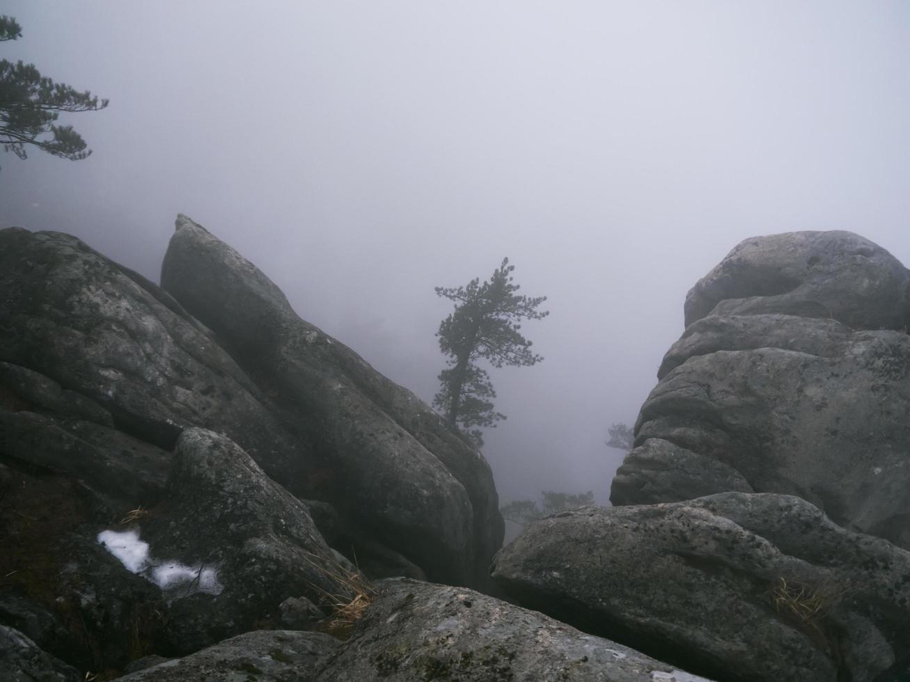 Grandes rocas en la niebla en el parque nacional de Seoraksan, Corea del Sur foto